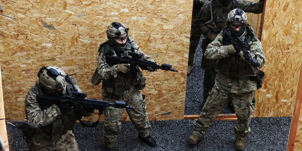 Ukrainske soldater får opplæring av norske Hær soldater i et SIBO (Strid i bebygd område) i Camp Jomsborg, øst i Polen