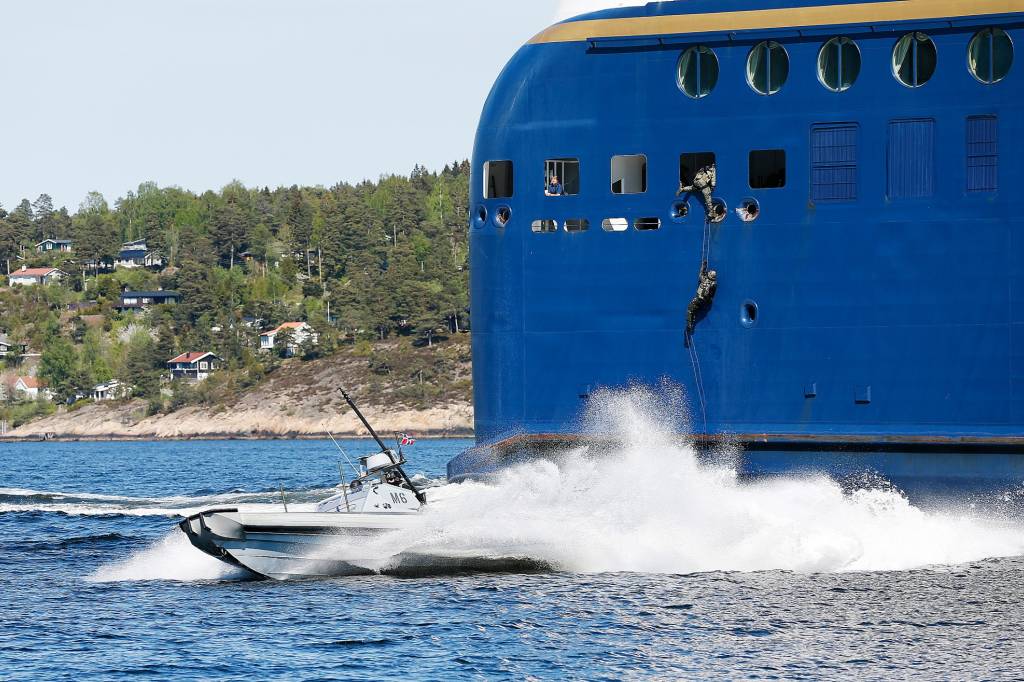Forsvarets spesialkommando demonstrerer kapasiteter de kan bruke ved øvelse Gemini / Norwegian Special Operation Commando during training on counterterrorism exercise