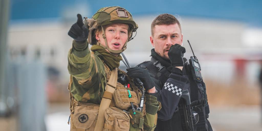 Soldat fra Sanitetsbataljonen i Hæren sammen med Politiet.