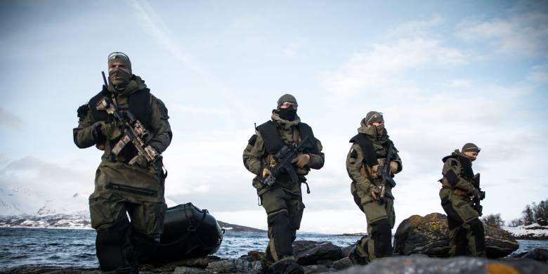 Kystjegere går i land med gummibåt under øvelse Cold Response 2020.