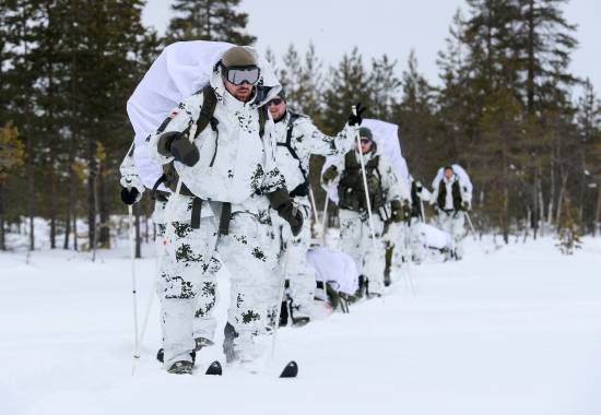 Tyske offiserer lærer seg de grunnleggende ferdighetene for og overleve ute om vinteren, sove ute i telt, gå på ski med og uten pulk er på programmet fra Forsvarets vinterskole