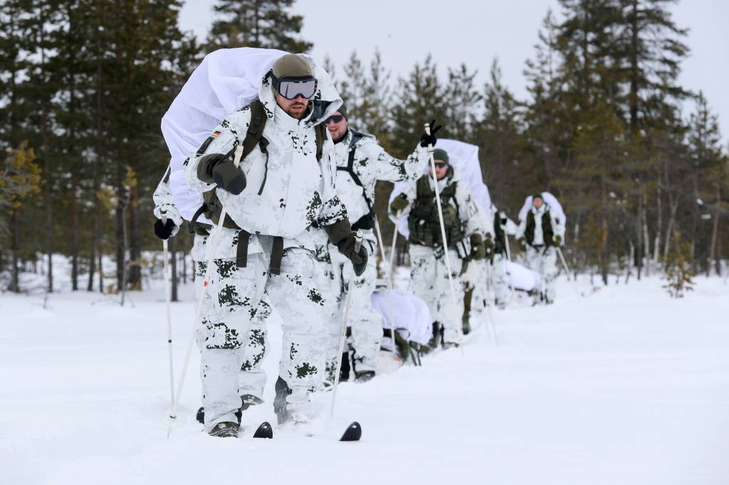 Tyske offiserer lærer seg de grunnleggende ferdighetene for og overleve ute om vinteren, sove ute i telt, gå på ski med og uten pulk er på programmet fra Forsvarets vinterskole