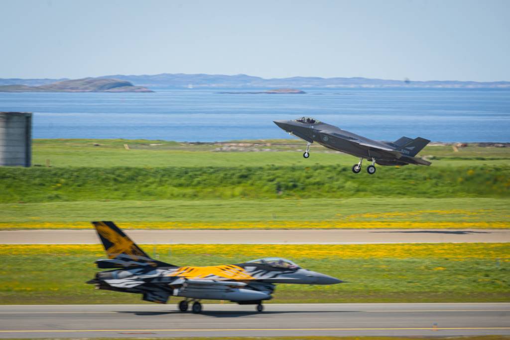 Norsk F-35 tar av fra Ørland flystasjon under ACE23. Belgisk F-16 taxer.