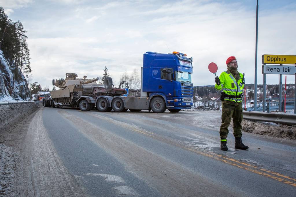 Stridsvogn M1A1 Abrams fra det amerikanske marinekorpset (USMC) ankommer Rena for en uke med trening på vinterstrid. // MBTs of the U.S. Marine Forces Europe arriving in Rena for winter training with Brigade North.