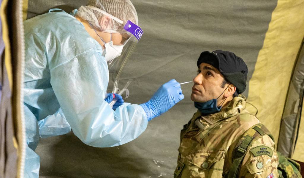 Sanitetsassistent fra Bardufoss sykestue utfører covidtest på britisk soldat