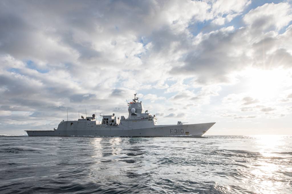 KNM Fridtjof Nansen KNM Fridtjof Nansen deltar i det amerikanskledede hangarskipsoppdraget «Carrier Strike Group 8».