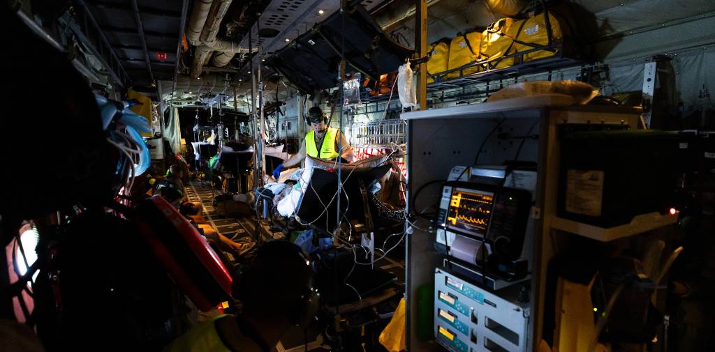 335 skvadronen med sin C-130J super Hercules og Forsvarets sanitet sin Luftevakueringsgruppe evakuerer Ukrainske krigsoffre fra Rzeszów, Polen til sykehus i Europa. Her er pasientene i lasterommet på Herculesen som har blitt rigget om til å fungere som et intensivrom med plass til flere pasienter og pårørende.