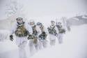 Soldater fra Luftvernbataljonen og Innsatsstyrke Claymore i Nord-Hålogaland heimevernsdistrikt 16 (HV-16) øvde på sanitets-case og evakuering av skadde personell under vinterøvelsen Joint Viking 2023.