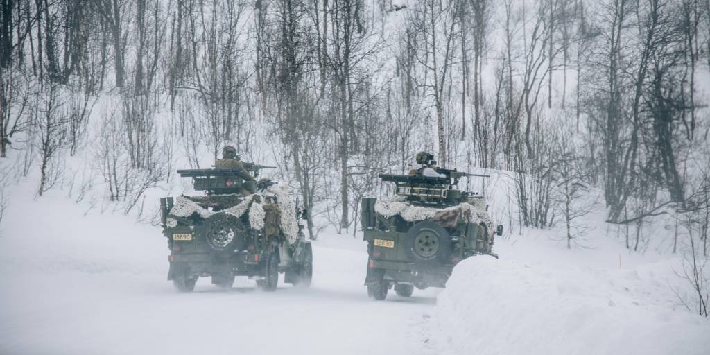 Innsatsstyrkesoldater fra multitroppen i Innsatsstyrke Claymore under vinterøvelsen Joint Viking 2023. 