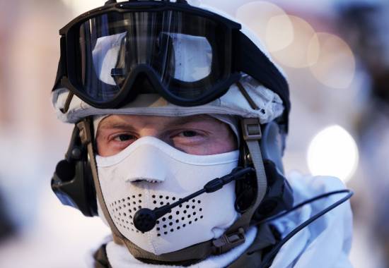 Soldat fra BrigN i Hæren med vinter kamuflasje