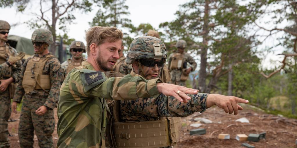 Kaptein Torbjørn Lundberg fra HV-12 er øvingsleder for HV-12's utdanning av U.S. Marine Corps rotasjonsstyrke i Haltdalen i Trøndelag