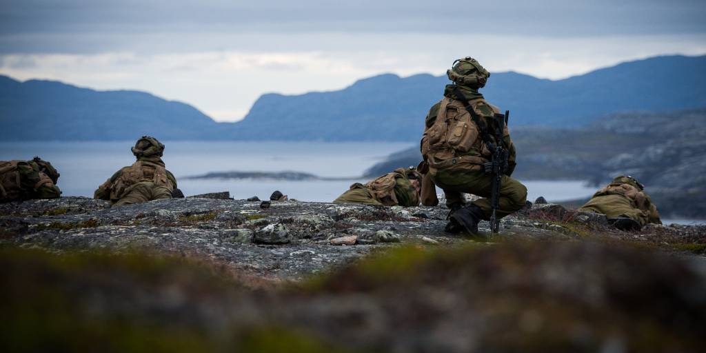 Den siste uken har Grensevaktens rekrutter vært på øvelse med 2. bataljon som markørstyrker. Øvelse Barentsmauk/Vargflokk var siste øvelse i rekruttperioden til rekruttene. // The Norwegian Border Guard training with 2. Battalion. Exercise Barentsmauk/Vargflokk, is the last exercise in their recruit period.