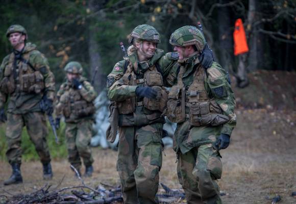 Som militærpolitisoldat (MP-soldat) blir du gitt politimyndighet på militært område og for alt militært personell. Dette gjør at det stilles store krav til soldatenes egnethet. Rekruttperioden fungerer derfor også som en seleksjonsperiode. Det er med andre ord ikke sikkert at du får anledning til å tjenestegjøre som MP-soldat, selv om du er innkalt til militærpolitiet. Øvelse Vargtass på Sessvollmoen er den siste store prøvelsen soldatene må igjennom for å bli sertifisert militærpoliti. // As a soldier in the military police (MP-soldier) you are given police-authority of military areas and of all military personell. As a result, there are high demands for the capabilities of each individual soldier. Henceforth the recruitment-period is also used as a period of selection. In other words, you might not get the oppurtunity to serve as military police, even if that is where you have been conscripted. The 'Vargtass'-exercise at Sessvollmoen is the last trial the soldiers has to go through to be certified as military police.