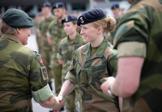 Utdeling av vernedyktighetsmedaljen til Ving 72 og opprykksseremoni for Ving 70 ved Cyberingeniørskolen ved Forsvarets høgskole