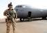 Personell fra Air Mobile Protection Team i NORTAD II i FN operasjoenen MINUSMA, holder vakt ved et norsk C-130J Hercules på oppdrag i Gao i Mali