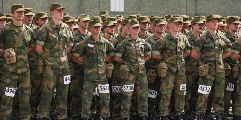 Kandidatene gjør seg klare for felt, og setter i marsj mot
feltområdet de skal forholde seg til i del 2 av FOS.