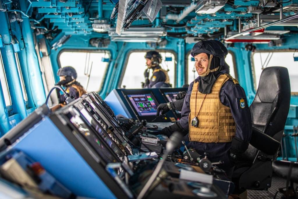 KNM Fridtjof Nasen i på Svalbard i forbindelse med årlig fregatttokt til øygruppa for å drive viktig trening i territorialfarvannet rundt Svalbard. her foregår navigasjon i et krigscenario. // HNoMS FRidtjof Nansen at Svalbard in high north during annual trip to the islands to conduct important training in the Norwegian territorial waters.