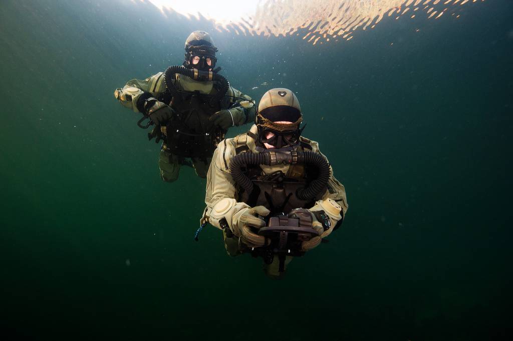 Operatører fra Marinejegerkommandoen under dykketrening på Haakonsvern orlogsstasjon utenfor Bergen / Operators from Norwegian Naval Special Oeration Commando are diving at Haakonsvern marine base outside Bergen