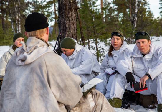 Kadetter fra krigsskolen på Rena leir følger med i en leksjon. De går årsstudium for å bli offiserer. *** Local Caption *** Soldiers from the Norwegian Army are paying attention to their instructor.