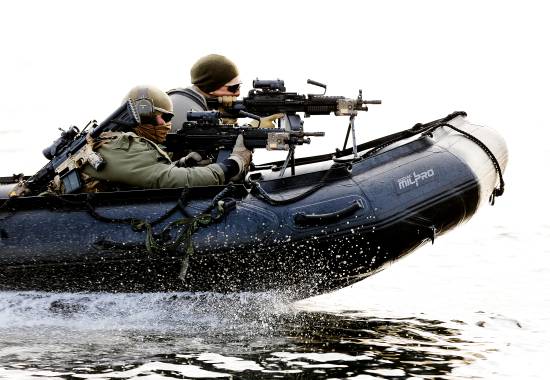 Operatører fra Marinejegerkommandoen trener på Haakonsvern orlogsstasjon utenfor Bergen / Operators from Norwegian Naval Special Operation Commando are training at Haakonsvern marine base outside Bergen