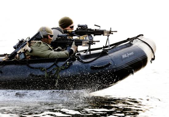 Operatører fra Marinejegerkommandoen trener på Haakonsvern orlogsstasjon utenfor Bergen / Operators from Norwegian Naval Special Operation Commando are training at Haakonsvern marine base outside Bergen