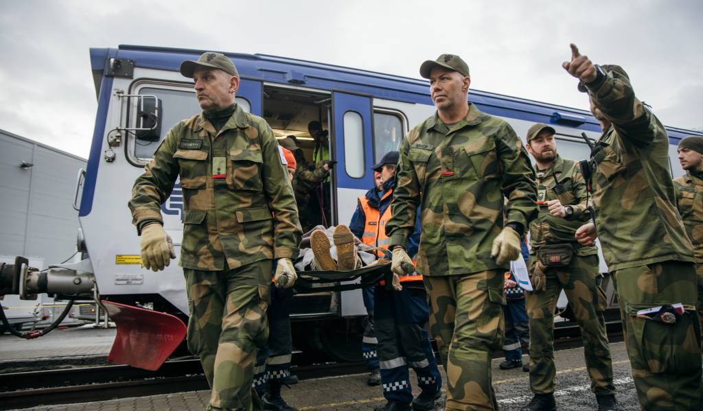 Sivile etater og militært helsepersonell samarbeider under Arktisk helseberedskapsøvelse.