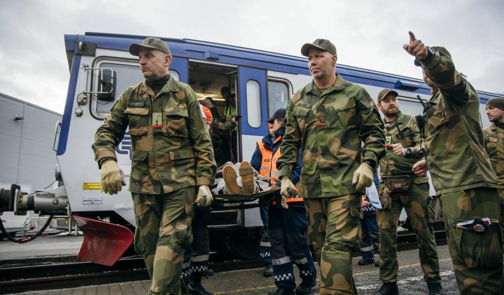 Sivile etater og militært helsepersonell samarbeider under Arktisk helseberedskapsøvelse.