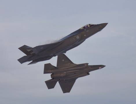 F-35 jagerfly over Rondane i Norge / F-35 fighter jets from Royal Norwegian Air Force over Rondane mountain plateau