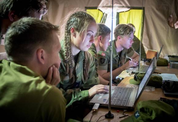 Studenter fra forsvarets ingeniørhøgskoles mestringsøvelse, øvelse cyber endurance. De utfordres som cyberingeniører samtidig som de utsettes for ekstremt krevende aktivitet, minimalt med søvn og mat - Students from the Norwegian defence cyber academy during exercise Cyber Endurance. They are challenged as cyber engineers while being subjected to extremely demanding activity, minimal sleep and food.