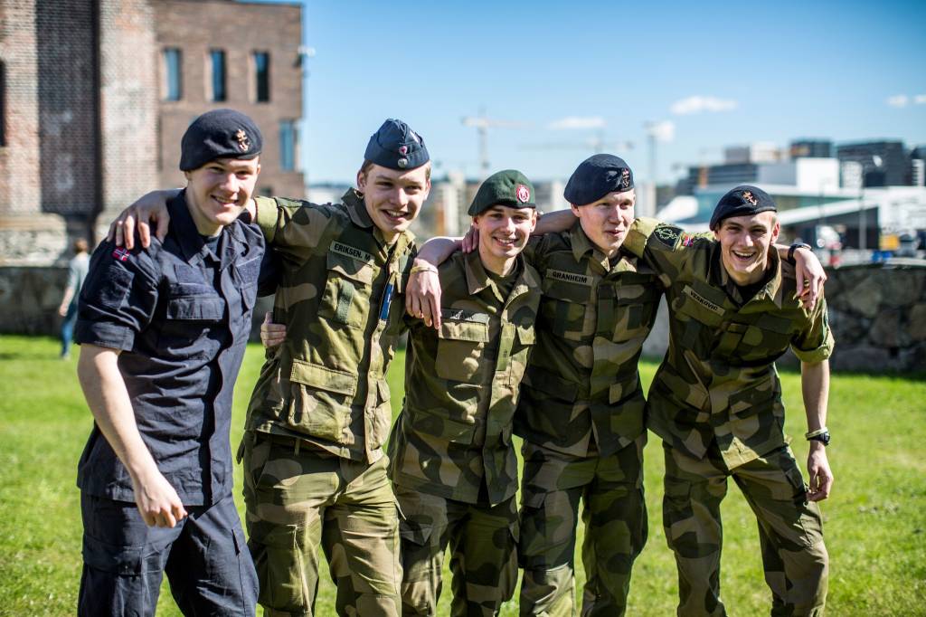 Soldater fra de tre forsvarsgrenene Hær, Sjø og Luft sammen ifm innføringen av allmennverneplikt
Norwegian conscripts from the Navy, Army and the Air Force