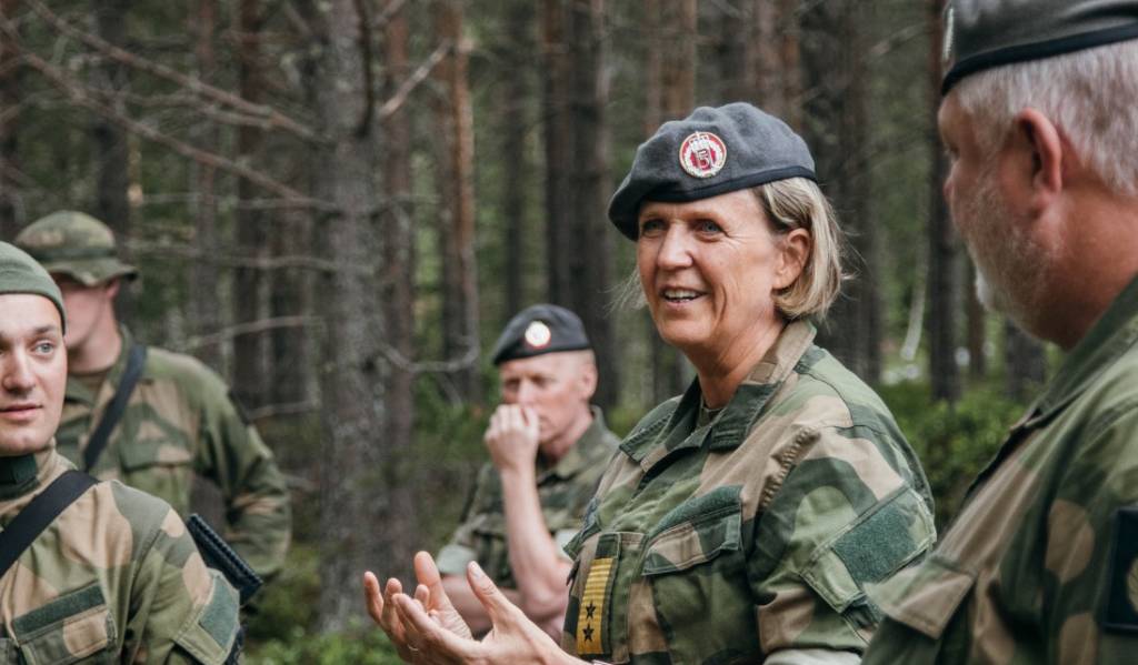 Sjef Heimevernet, generalmajor Elisabeth Michelsen, besøkte kursdeltagere på lagførerkurset ved Heimevernets skole- og kompetansesenter (HVSKS).