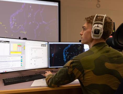 Personell som jobber på kontroll og varslingssenteret i Sørreisa overvåker luftrommet i og rundt Norge.
