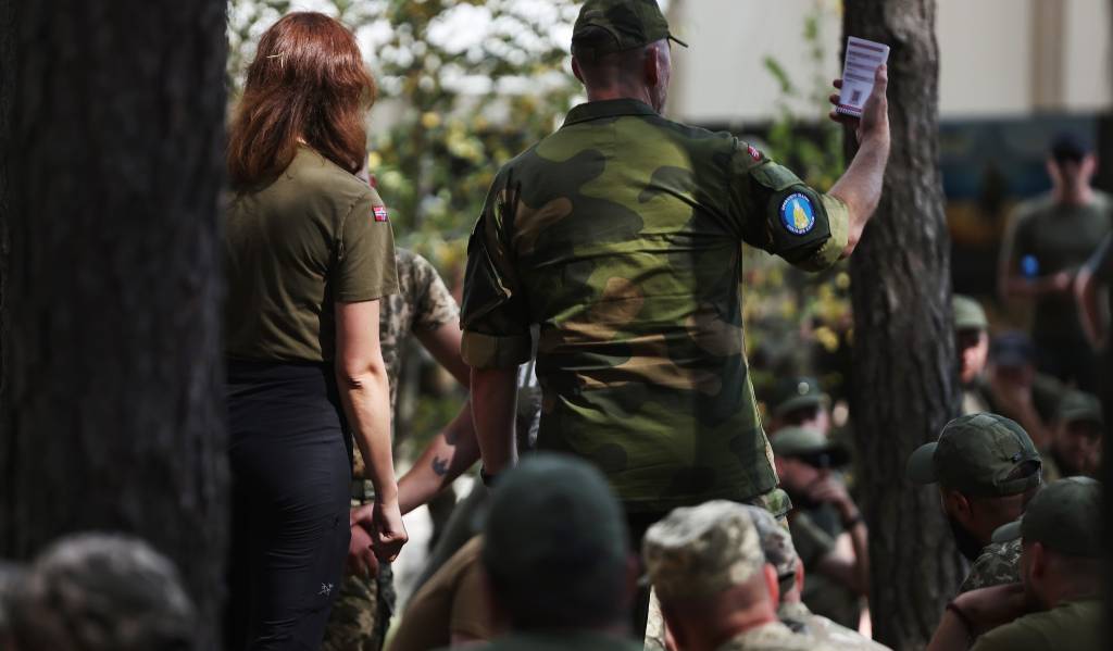 Ukrainske soldater får opplæring av Norske soldater i Camp Jomsborg i øst Polen