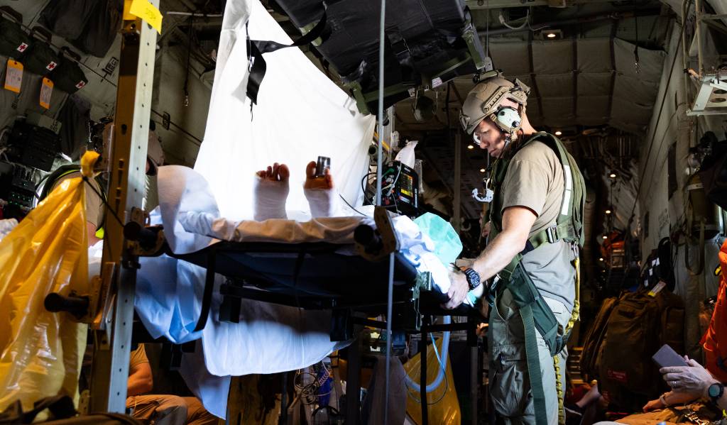 335 skvadronen med sin C-130J super Hercules og Forsvarets sanitet sin Luftevakueringsgruppe evakuerer Ukrainske krigsoffre fra Rzeszów, Polen til sykehus i Europa. Her er pasientene i lasterommet på Herculesen som har blitt rigget om til å fungere som et intensivrom med plass til flere pasienter og pårørende. Under denne evakueringen ble det fraktet to respiratorpasienter.