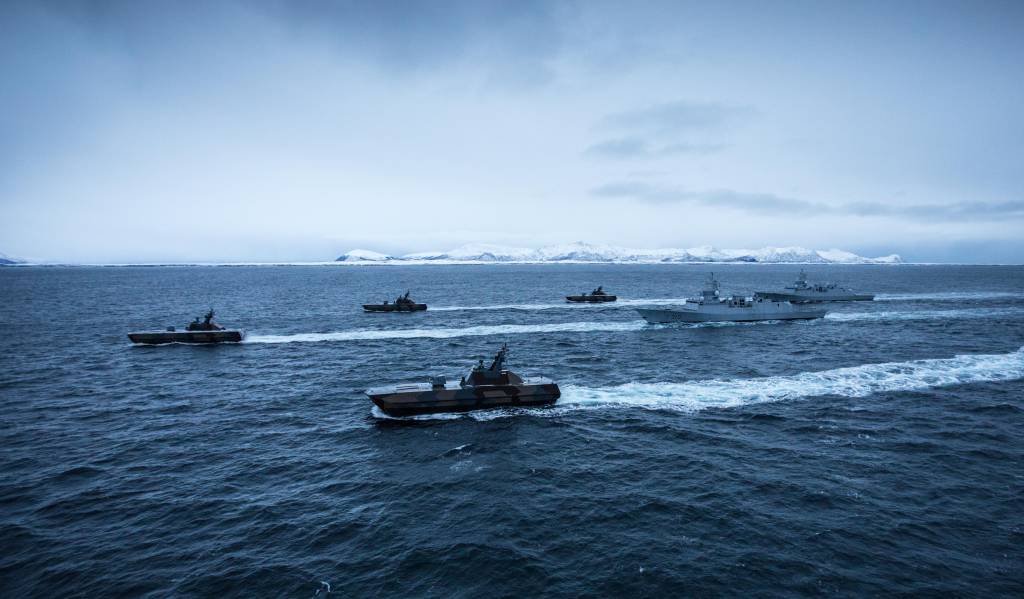 Militære fartøy på islagt hav