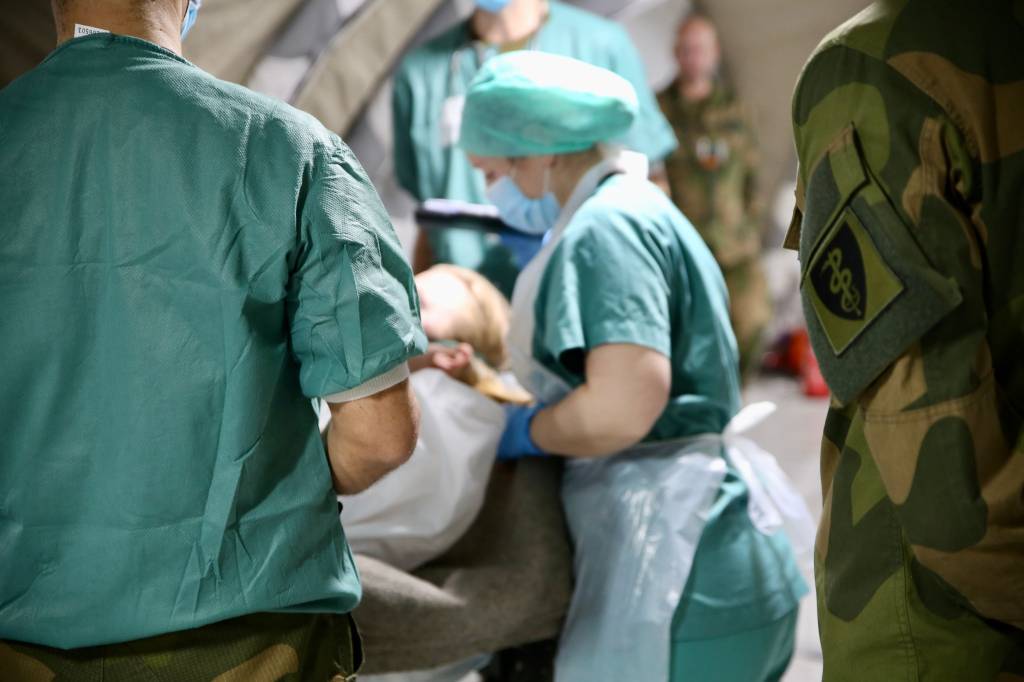 Forsvarets sanitet gjennomfør trening av styrkestruktur under øvelse Føniks 2021 ved bruk av Role 2 Basic feltsykehus. Medical personnel during the exercise Føniks 2021 at Sessvollmoen.