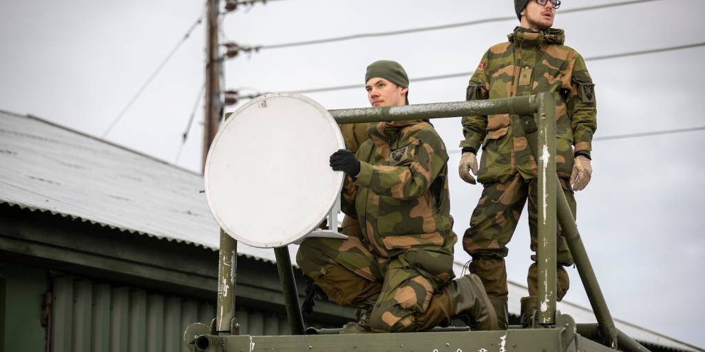 Cybertekniker-elever fra Cyberforsvarets våpenskole under deres vinter-/sambandsøvelse i Trøndelag, november 2019 *** Local Caption *** Technician students from the Norwegian Armed Forces Cyber Defence during an exercise in Trøndelag, November 2019.