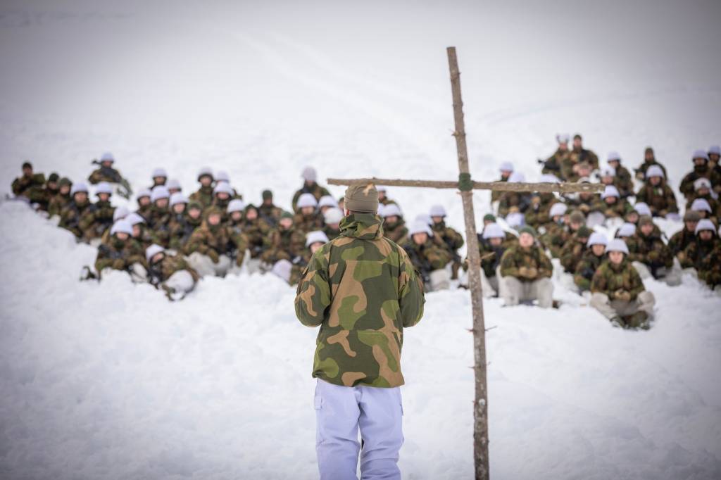 Soldater fra Akershus kommandantskap, HV-03, Forsvarets hundeskole og Cyberforsvarets base- og alarmtjenester gjennomførte en felles vinterøvelse på Skarsmoen i Øyer i januar og februar 2025.