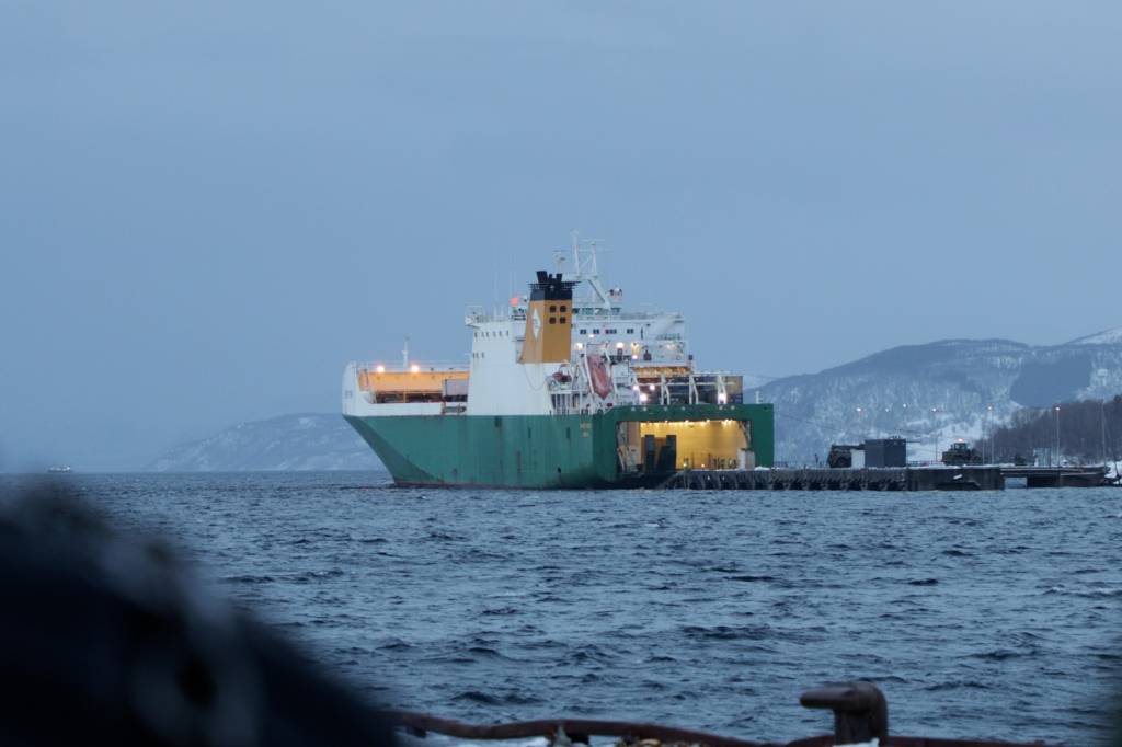 Hurst Point ankommer S¿rreisa, som f¿rste allierte skip med materiell og kj¿ret¿y til Cold Response 2022. Skipet ble losset med god hjelp fra sivile og milit¾re akt¿rer.
 *** Local Caption *** Hurst Point arrives in S¿rreisa, as the first allied ship with equipment and vehicles for Cold Response 2022. The ship was unloaded with help from civilian and military partners.