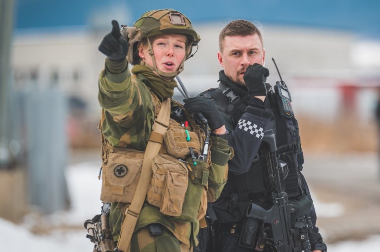 Soldat fra Sanitetsbataljonen i Hæren sammen med Politiet.
