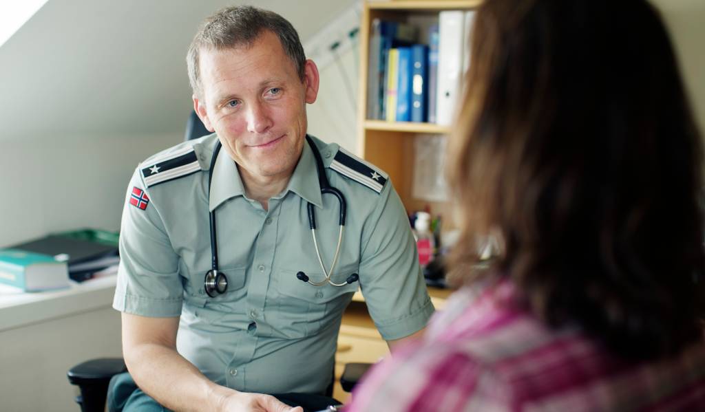 Lege Olaf Helse i samtale med en pasient på Nasjonal Militærmedisinsk Poliklinikk
Doctor Olaf Helse during a medical call at the National Military Medical Practices in Oslo
