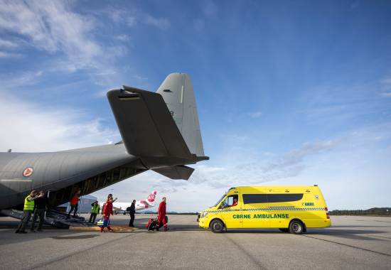 Smitte ambulansen kjøres av Hercules flyet i Ålesund. Forsvaret, Nasjonalt medisinsk utrykningsteam for høyrisikosmitte (NMUH) og CBRNE senteret ved Oslo Universitets Sykehus øver på å flytte en pasient med høyrisikosmitte fra Ålesund til Oslo. 
