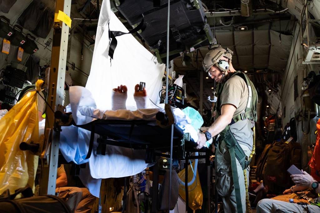 335 skvadronen med sin C-130J super Hercules og Forsvarets sanitet sin Luftevakueringsgruppe evakuerer Ukrainske krigsoffre fra Rzeszów, Polen til sykehus i Europa. Her er pasientene i lasterommet på Herculesen som har blitt rigget om til å fungere som et intensivrom med plass til flere pasienter og pårørende. Under denne evakueringen ble det fraktet to respiratorpasienter.