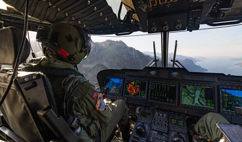 Bilde fra cockpit i redningshelikopteret SAR Queen.