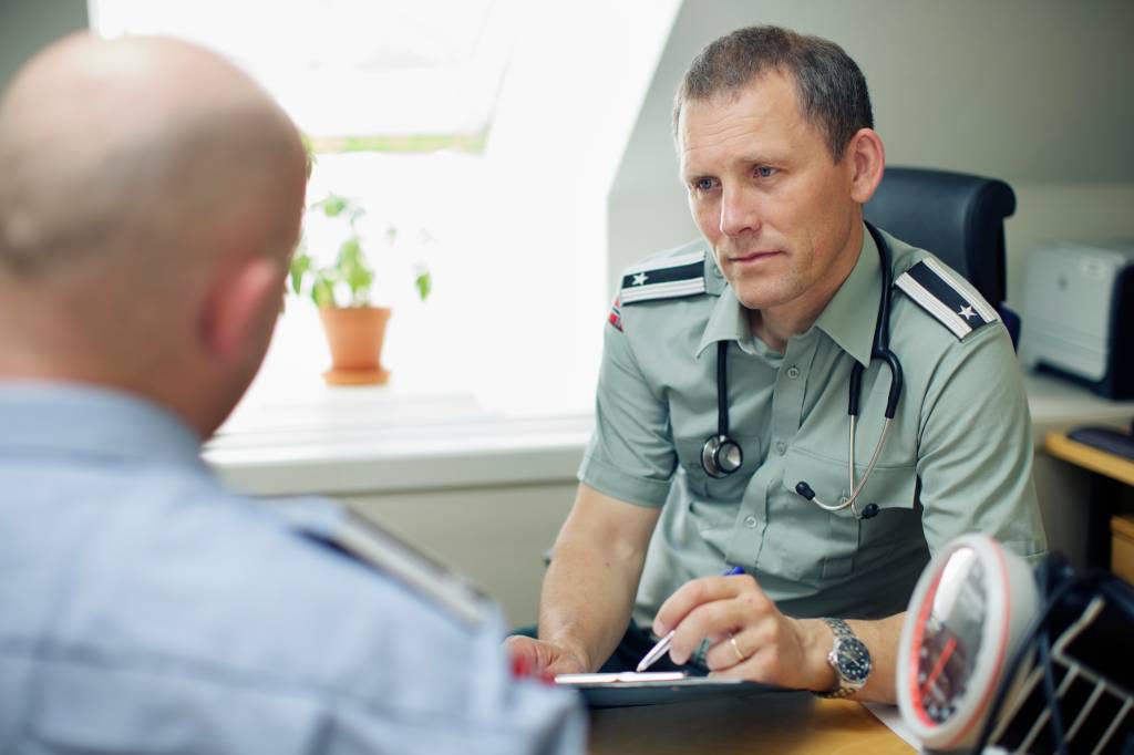 Lege Olaf Helse i samtale med en pasient på Nasjonal Militærmedisinsk Poliklinikk
Doctor Olaf Helse during a medical call at the National Military Medical Practices in Oslo