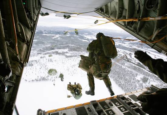 Fallskjermjegere fra Hærens jegerkommando hopper i fallskjerm fra et  C-130H Hercules fly 