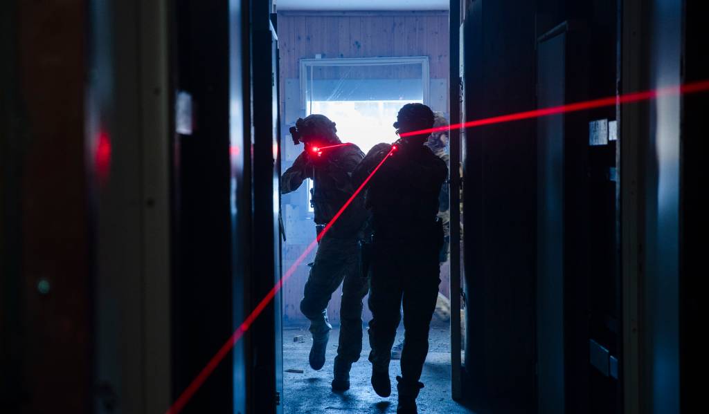 Operatører fra Forsvarets spesialkommando trener i skytehuset på Rena