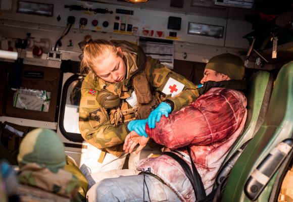 Soldater fra Sanitetsbataljonen i Brigade Nord trener på behandling av skade og evakuering, under øvelse Snøpanser i Troms, februar 2018. // Soldiers assigned to Brigade North's Medical Battalion conduct medical evacuation training in Troms county, Feb. 15th, 2018.