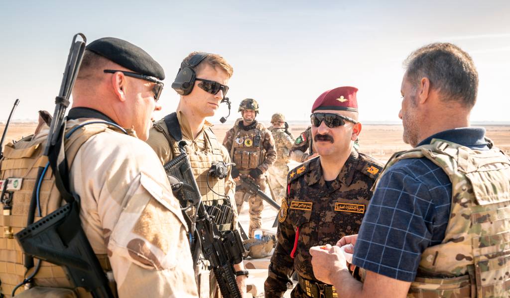 Operation Inherent Resolve: Norske soldater fra NORTU 5 (Norwegian Task Unit) i samtale med irakere i Anbar, Irak.