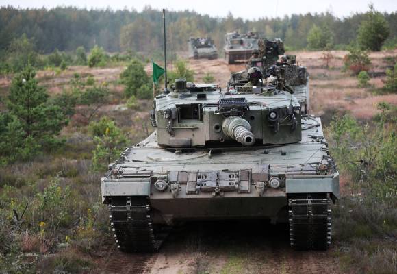 Soldater fra Telemark bataljon på skyefelt med Leopard 2A4 stridsvogner under NATOs operasjon enhanced Forward Presence i Litauen / Soldiers from Telemark battalion with Leopard 2A4 main battle tanks during their deployment to NATOs operation enhanced Forward Presence in Lithuania